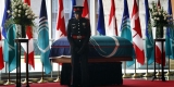 Un garde se tenant debout à côté du cercueil recouvert d’un drapeau