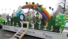 Un char allégorique du défilé de la Saint Patrick décoré d’un arc en ciel et de trèfles