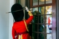 Officier avec épée de cérémonie frappant à la porte de l’hôtel de ville 